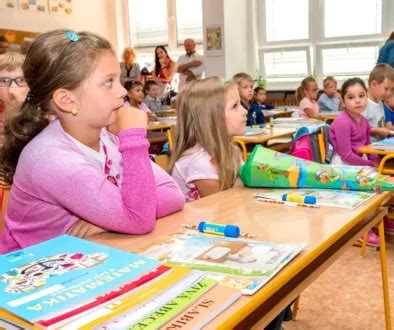 Děti využívající AR v učebnici