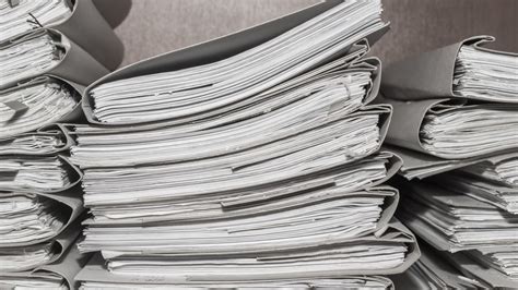 Ilustrace znázorňující archivní dokumenty a přístup k informacím