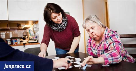 pracovník v sociálních službách pomáhá seniorovi s pohybem