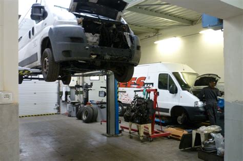 Interiér moderního autoservisu Ford
