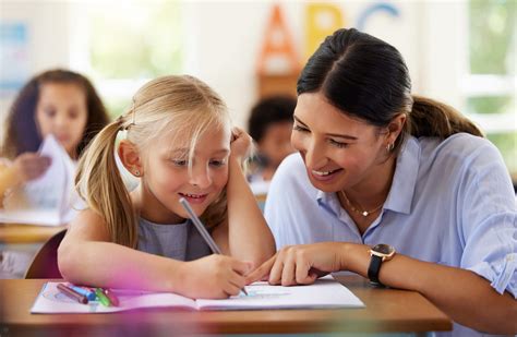 Asistent pedagoga pomáhá žákovi se sluchovým postižením