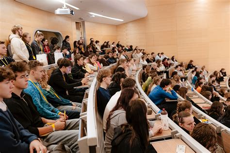 Studenti diskutující v univerzitním klubu