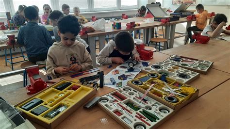 Děti pracují se stavebnicemi Merkur ve školní dílně