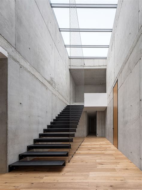 Vstupní hala Kunsthalle Praha s betonovou stěnou