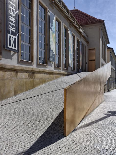 Lávka z nerezového plechu před Kunsthalle Praha