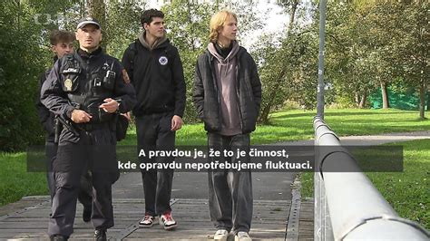 studenti studující botaniku v terénu