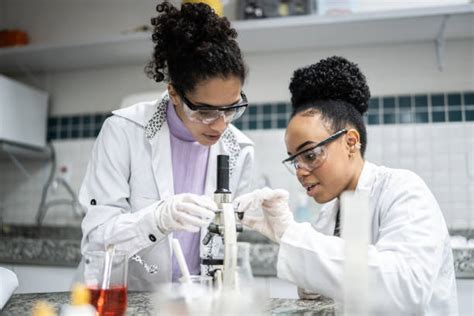 Student pracující v laboratoři
