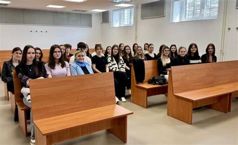 stresovaná studentka u učebnic