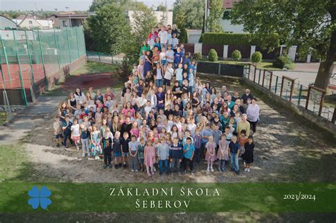 budova školy s vlajkami