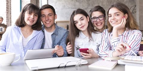 Skupina studentů pracující na společném projektu