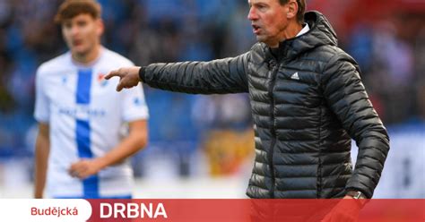 Trenér ukazuje techniku brankáři