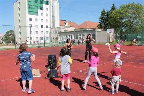 Studenti na sportovním hřišti