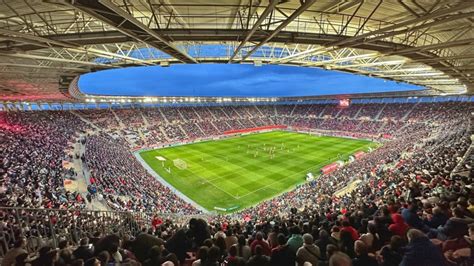Schéma znázorňující směry dlouhých rozehrávek brankáře Sparty a reakci hráčů Slavie.