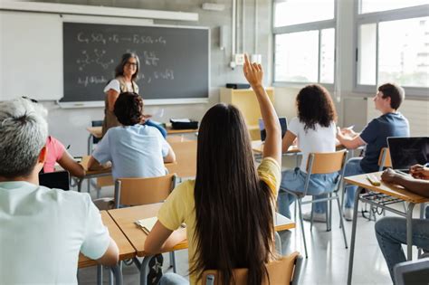 Studenti na pedagogické praxi ve třídě