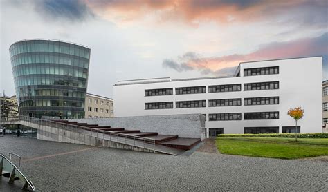 moderní budova na kampusu EKU