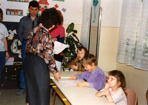 Interiér denního stacionáře s lidmi zapojenými do aktivit