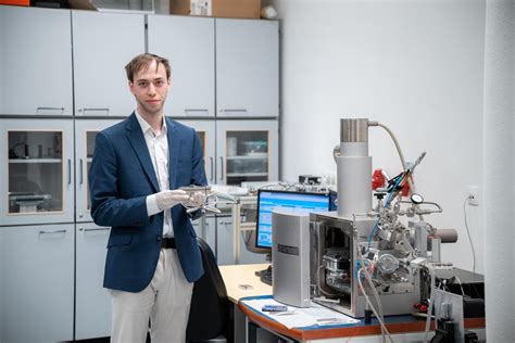 Student provádějící experiment ve fyzikální laboratoři