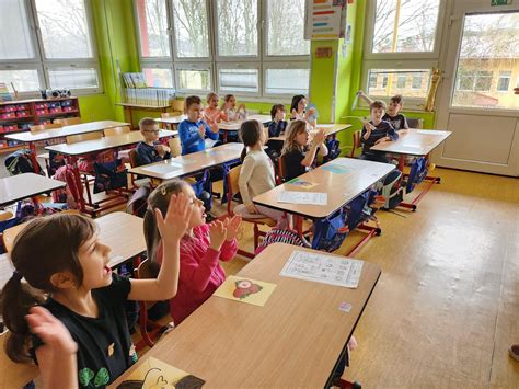 Moderní kuchyňské vybavení ve škole