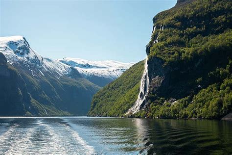 Norské pobřeží s fjordem a horami