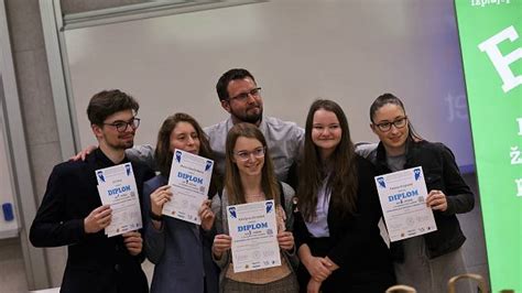 Studenti na univerzitě studující medicínu