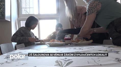 učitelka pomáhá žákům s úkolem