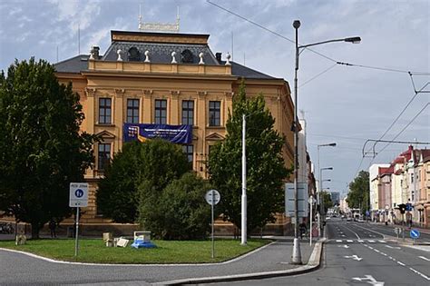 Školní budova s vlajkou Univerzity Hradec Králové