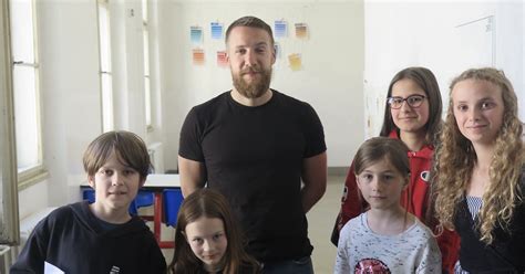 Pedagog s žáky při zážitkové aktivitě