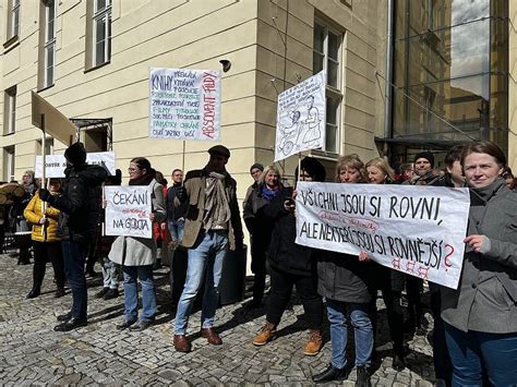 Studenti na nádvoří fakulty