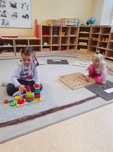 Děti pracující s Montessori pomůckami