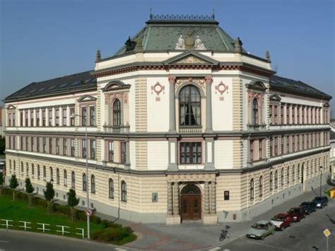 Budova gymnázia v Kroměříži