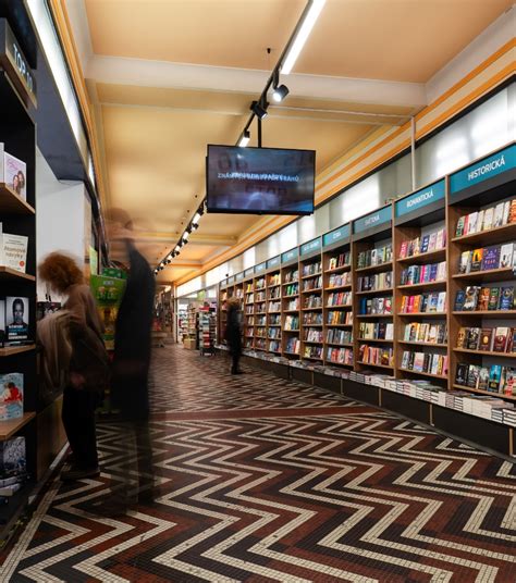 Interiér studovny s regály plnými knih