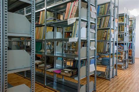 Interiér univerzitní knihovny s regály plnými knih