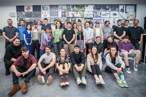 Studenti pracující na uměleckých projektech