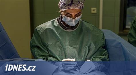 Lékař provádějící estetický zákrok