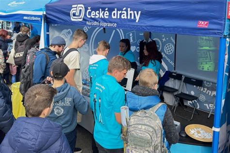 Návštěvníci VědaFestu u stánku FPBT