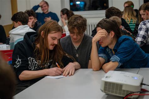 obrázek znázorňující studenty studující