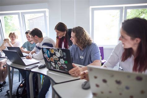 studenti u počítačů a knih