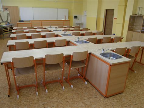 Interiér moderní učebny s počítači