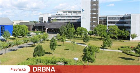 Studenti na univerzitním kampusu