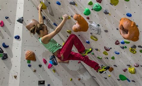 Lezci na boulderingové stěně