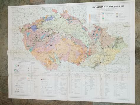 Mapa Ruska s vyznačenými nalezišti nerostných surovin