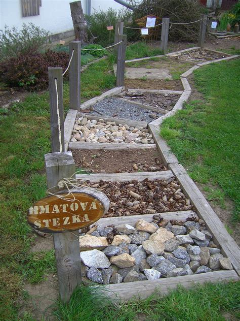 Školní zahrada s venkovní učebnou