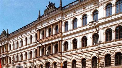 Historický pohled na budovu Akademie věd v Praze