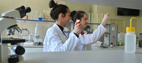 Studenti pracující v laboratoři CERNu