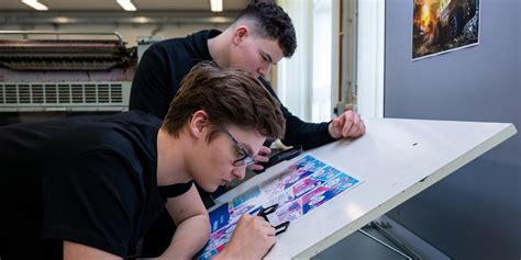 Ilustrace studenta vybírajícího studijní obory