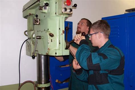 Moderní vybavení dílen a laboratoří