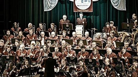 dechový orchestr hrající