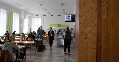 Studenti v univerzitní menze