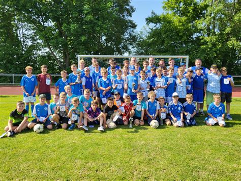 Fotografie mladých fotbalistů na turnaji Valašské fotbalové akademie