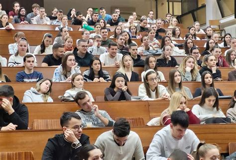 Studenti poslouchající přednášku v univerzitní posluchárně